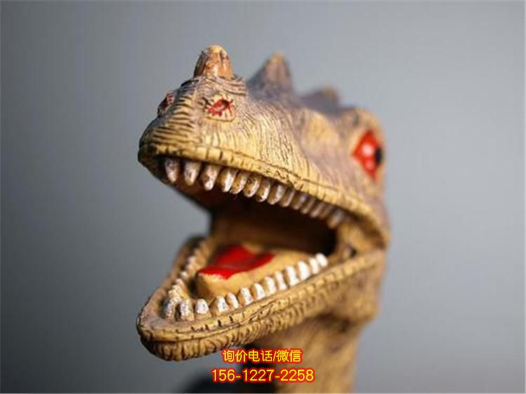 玻璃鋼恐龍雕塑，為廣場(chǎng)增添精彩