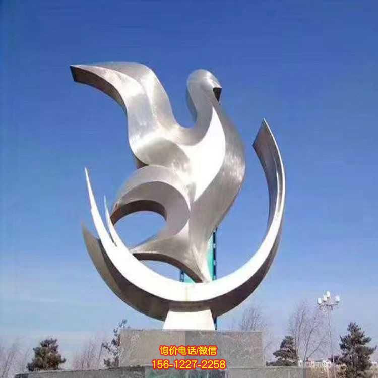 不銹鋼抽象鴿子雕塑，為校園廣場園林景觀增添亮點