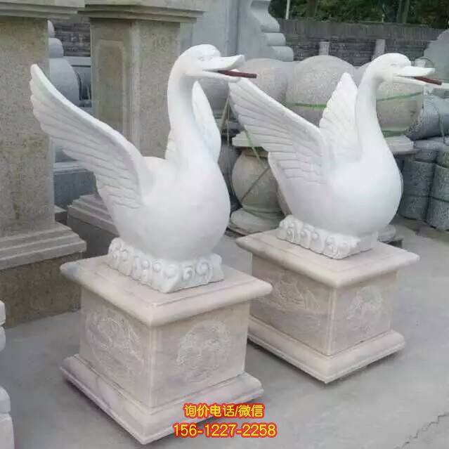 石雕天鵝雕塑，美化庭院小區(qū)