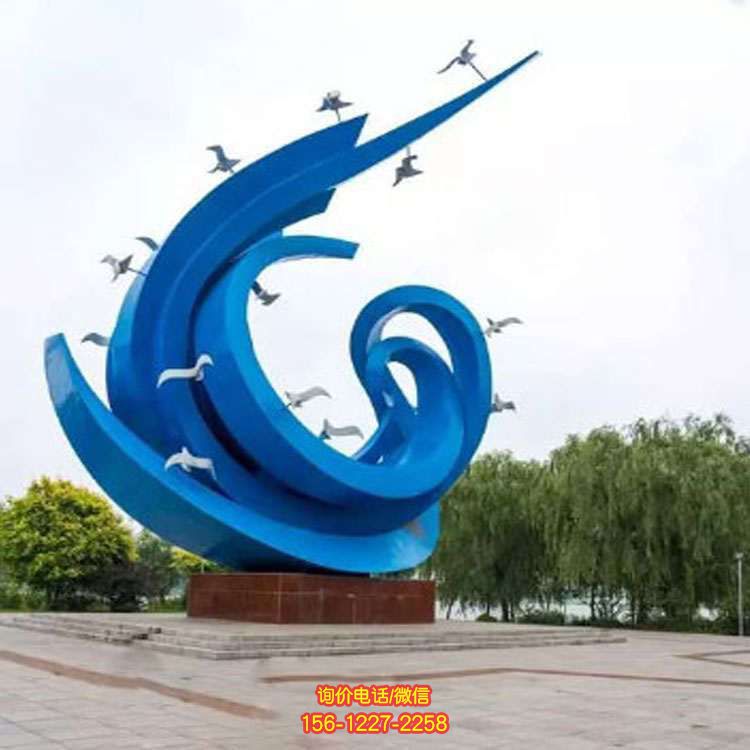 不銹鋼抽象雕塑，為酒店廣場景觀增添精彩