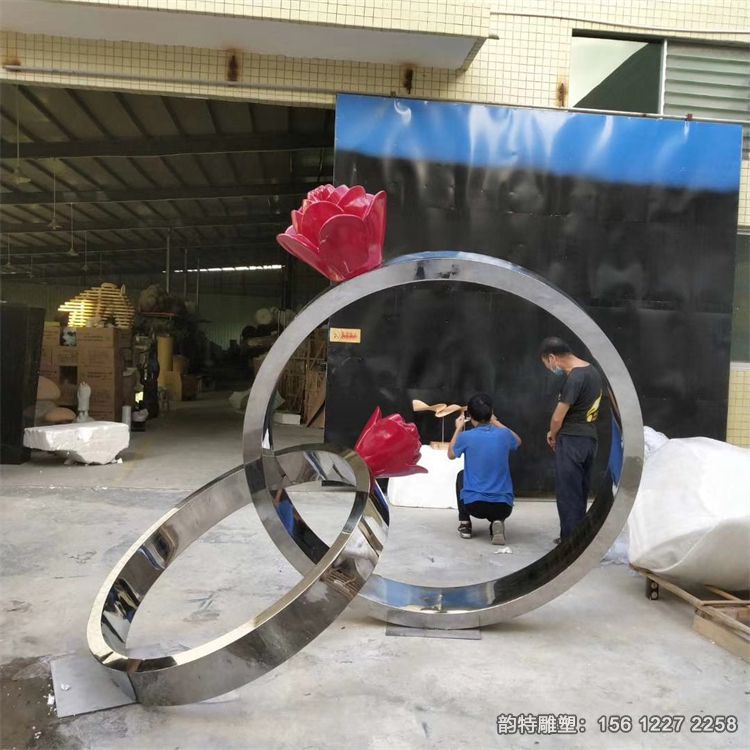不銹鋼戒指雕塑 線條流暢，藝術(shù)感染力強(qiáng)