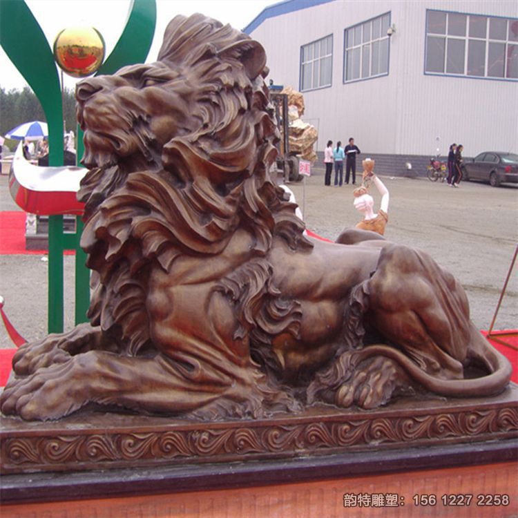 門口銅獅子雕塑，大型鑄銅獅子雕塑廠家