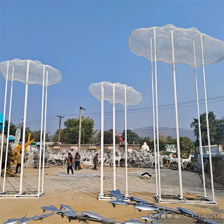不銹鋼發(fā)光云朵雕塑，白色云朵人物雕塑廠家