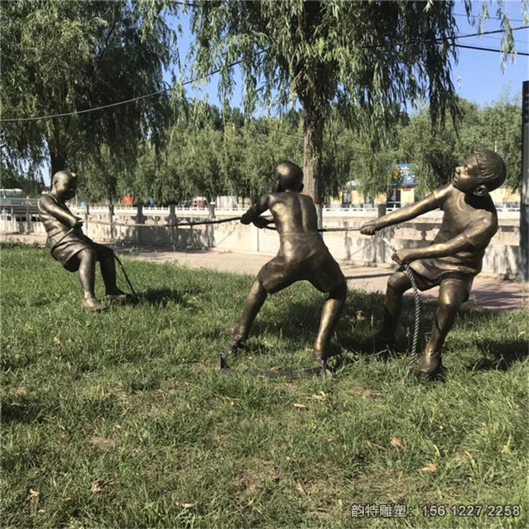 廣場(chǎng)玻璃鋼拔河小孩雕塑，兒童拔河雕塑案例欣賞