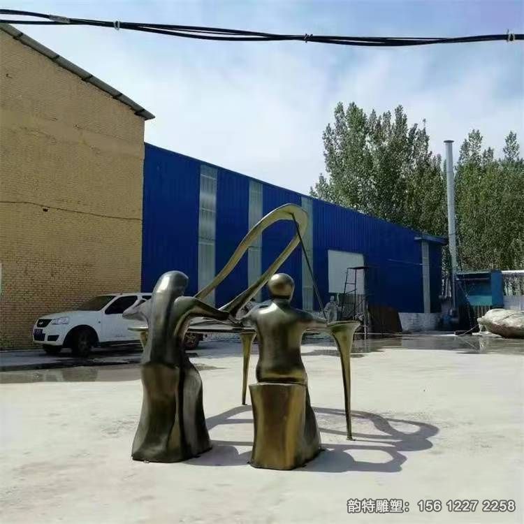 抽象人物彈鋼琴雕塑，玻璃鋼彈鋼琴雕塑報(bào)價(jià)